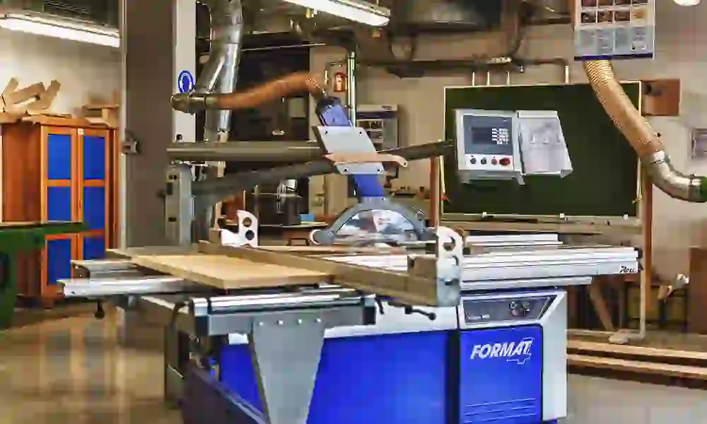 Formatsäge in der Holzwerkstatt