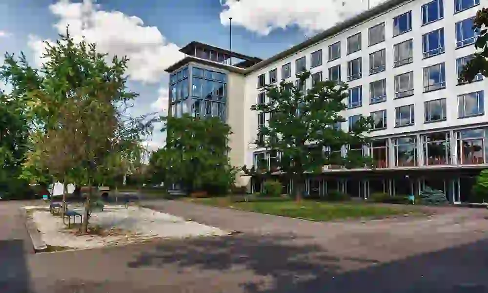 Schulhof und Pausenbereich des TGBBZ1 Saarbrücken