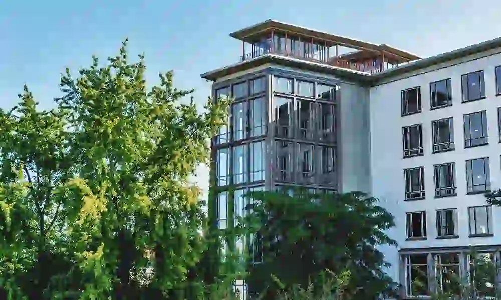 Sicht auf den Schulturm vom Pausenhof