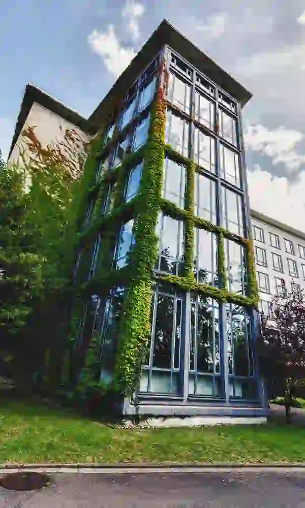 Nahaufnahme des Schulturms